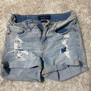 AéRopostale high rise midi light wash jean shorts. Size small, never worn.